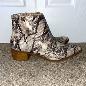 NWOT Snakeskin Booties